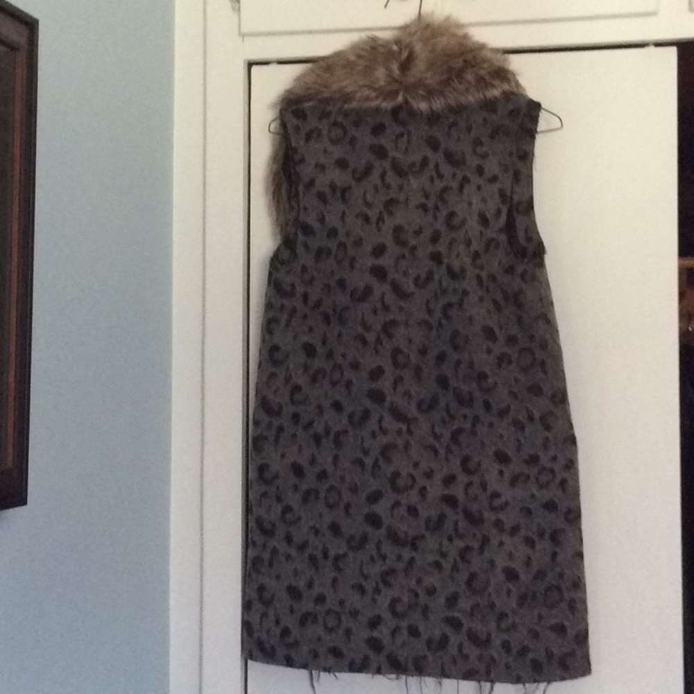 Leopard print vest with removable fur